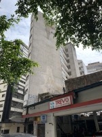 Fig. 16. O cuidado na finalizao da esquina e a empena cega do Arthur Nogueira, ainda hoje no oculta pois o lote contguo  permaneceu no verticalizado. Fonte: (Marcos Carrilho).