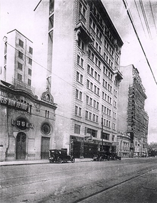 Vista da rua Baro de Itapetininga. Cinematgrapho e Edifcio Melo Alves